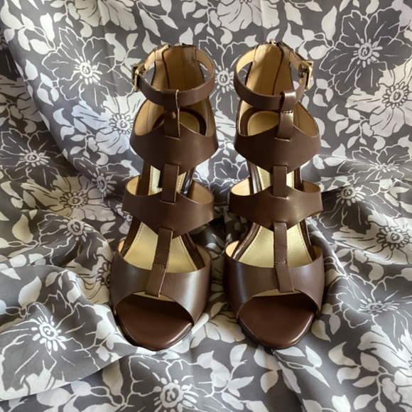 White House Black Market Brown Elegant Wedge - Picture 4 of 8